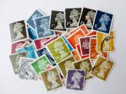 Lote 410 - Lote de 50 selos usados diferentes de INGLATERRA designados por "definitivos", em perfeito estado filatélico. Origem coleccionador CC.