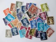 Lote 812 - Lote de 50 selos usados diferentes de INGLATERRA designados por "definitivos", em perfeito estado filatélico. Origem coleccionador CC.