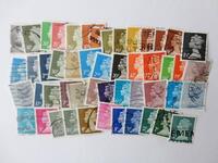 Lote 854 - Lote de 50 selos usados diferentes de INGLATERRA designados por "definitivos", em perfeito estado filatélico. Origem coleccionador CC.