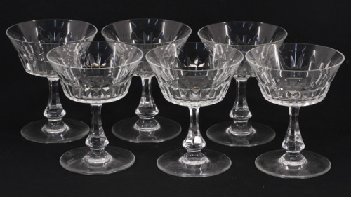 Lote 1 - BACCARAT, TAÇAS DE CHAMPAGNE - Conjunto de 6 taças de champagne com decoração lapidada. Dim: 12,5 cm. Conjunto de 6 taças similares à venda por € 1.950. Nota: marcadas na base. Consultar valor indicativo em https://www.pamono.eu/crystal-champagne