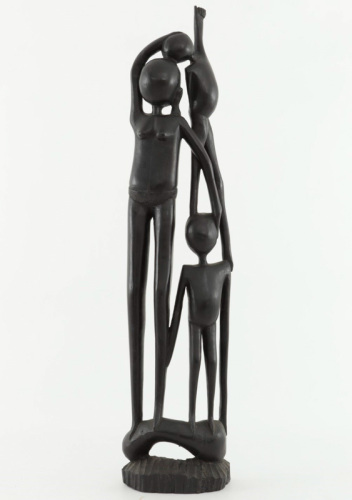 Lote 4 - ARTE AFRICANA, GRUPO ESCULTÓRICO, QUÉNIA - Escultura em madeira exótica representando 3 Figuras, decoração relevada. Dim: 83 cm (altura)