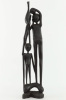 Lote 4 - ARTE AFRICANA, GRUPO ESCULTÓRICO, QUÉNIA - Escultura em madeira exótica representando 3 Figuras, decoração relevada. Dim: 83 cm (altura) - 4