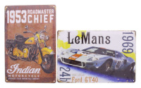 Lote 29 - PLACAS PUBLICITÁRIAS - Conjunto de 2 placas em metal de formato rectangular, decoração policromada e relevada, "Indian Motorcycle" e "Ford GT40 - Le Mans" com dim: 20x30 cm. Nota: novas, embaladas em protecção, de colecção