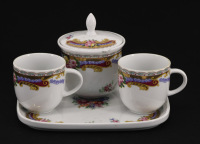 Lote 31 - T. LIMOGES, BANDEJA, CHÁVENAS DE CAFÉ E AÇUCAREIRO - Conjunto de 4 peças em porcelana marcada na base, decoração floral policromada com dourados. Dim: 17x17 cm (maior)