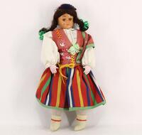 Lote 50 - BONECA DA ILHA DA MADEIRA - Cabeça em plástico e corpo em material composto com vestes tradicionais da Ilha da Madeira. Dim: 40 cm