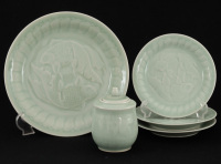 Lote 65 - PRATOS E AÇUCAREIRO EM PORCELANA ORIENTAL - Conjunto de 4 peças, marcadas ma base, decoração celadon com peixes. Dim: 25 cm (maior)