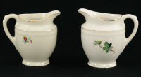 Lote 68 - FÁBRICA DE SACAVÉM, LEITEIRAS EM FAIANÇA - Conjunto de 2 peças marcadas na base, decoração floral. Dim: 12 cm. Nota: sinais de uso