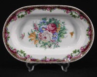 Lote 71 - T. LIMOGES, TRAVESSA EM PORCELANA - Formato oval com decoração floral policromada pintada à mão e ornamentos a dourado. Dim: 3x25x16 cm