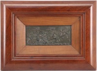 Lote 105 - QUADRO DECORATIVO - Painel em folha de latão patinada representando cena mitológica. Moldura em madeira. Dim: 7,5x17 cm (moldura com 26x35 cm)