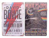 Lote 109 - PLACAS PUBLICITÁRIAS DE CONCERTOS MÚSICA - Conjunto de 2 placas em folha metálica policromada de formato rectangular com a inscrição "David Bowie - Hammersmiths Odeon 3.07.1973" e "Pink Floyd - Carnegie Hall 1.05.1972". Dimensão: 20x30 cm. Nota