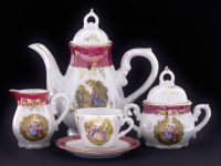 Lote 135 - SERVIÇO DE CAFÉ - Conjunto composto por 15 peças em porcelana, tais como 1 bule,1 açucareio, 1 leiteira, 6 chávenas de café e 6 pires. Com decoração policromada. Marcada na base. Dim: 20 cm (bule). SERVIÇO DE CAFÉ - Conjunto composto por 15 peç