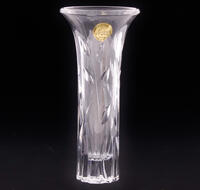 Lote 140 - JARRA - Jarra em cristal, da marca Cristal Dárques, modelo Cassandra, com caixa de origem. Dim: 17 cm