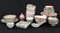 Lote 141 - LOIÇA DIVERSA EM PORCELANA ORIENTAL - Conjunto de 52 peças, composto por taças, pires e outros, modelos e decorações diversas. Dim: 17 cm (maior). Nota: sinais de uso