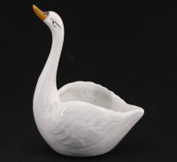 Lote 159 - CISNE EM PORCELANA - Decoração monócroma branca. Dim: 13 cm (altura)