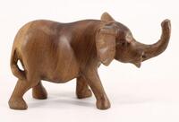 Lote 164 - ELEFANTE, ESCULTURA - Em madeira representando elefante de tromba levantada. Dim. 10x18x6,5 cm