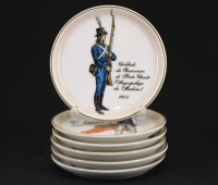 Lote 169 - PORART PORCELANAS, UNIFORMES MILITARES PORTUGUESES - Conjunto de 6 pratos em porcelana, marcados na base. Dim: 9,5 cm