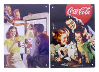 Lote 179 - COCA COLA, PLACAS PUBLICITÁRIAS - Conjunto de 2 placas da Coca-Cola, em metal, de formato rectangular, decoração policromada e relevada, de anuncios dos anos 60 (Pausa no trabalho e Frescura em família). Dim: 21x15 cm. Nota: artigo de colecção