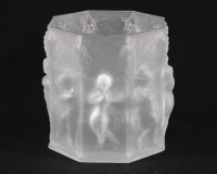 Lote 180 - JARRA EM VIDRO ESTILO LALIQUE - Formato oitavado em vidro fosco com decoração relevada com figuras. Dim: 20x18x18 cm. Nota: sinais de uso, bordo com pequenas falhas