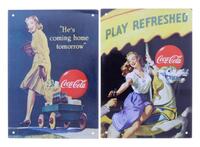 Lote 199 - COCA COLA, PLACAS PUBLICITÁRIAS - Conjunto de 2 placas da Coca-Cola, em metal, de formato rectangular, decoração policromada e relevada, de anuncios dos anos 60, "He´s coming home tomorrow" e "Play Refreshed". Dim: 21x15 cm. Nota: artigo de col