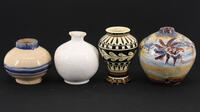 Lote 200 - JARRAS DIVERSAS - Conjunto de 4 jarras em porcelana e cerâmica, modelos e decorações diferentes. Dim: 11 cm (maior). Nota: sinais de uso