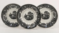 Lote 228 - FÁBRICA DE SACAVÉM, PRATOS DE SOPA EM FAIANÇA - Conjunto de 3 peças marcadas na base, decoração Estátua a negro. Dim: 24 cm. Nota: sinais de uso