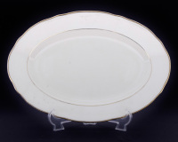 Lote 239 - COIMBRA S.P- Travessa oval em porcelana com frisos dourados, marca na base Coimbra S.P. Portugal. Dim: 28x19 cm