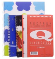 Lote 241 - MATERIAL DE ESCRITÓRIO - Conjunto de 3 cadernos escolares e rcarga de dossier, um de formato A4 quadriculado com espirais, Refª Agatha Ruiz de La Prada, outro de formato A5 pautado, Refª Play Me e do mesmo formato um liso microperfurado, ambos 