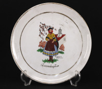 Lote 243 - VISTA ALEGRE, PRATO DECORATIVO EM PORCELANA - Decoração policromada com inscrição "Recordação do Algarve". Dim: 19,5 cm. Nota: sinais de uso