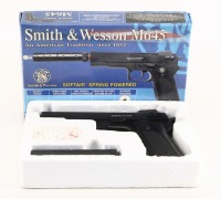 Lote 275 - SMITH & WESSON, PISTOLA DE AR COMPRIMIDO - Modelo M645. pistola de ar comprimido com carregador de 14 munições. Dim: 21 cm. Nota: em caixa original com munições e silenciador