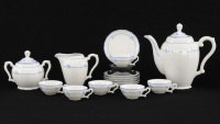 Lote 278 - S.P. COIMBRA, SERVIÇO DE CAFÉ - Conjunto de 15 peças em porcelana marcada na base, decoração floral a azul, composto por bule, leiteira, açucareiro e 6 chávenas com pires. Dim: 21 cm (bule)