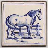 Lote 297 - PAINEL DE AZULEJOS - 4 azulejos com decoração a azul representando cavalo. Moldura em madeira. Dim: 29,5x29,5 cm