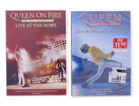 Lote 299 - CONCERTOS MÚSICA, DVD - Conjunto de 2 dvds, "Queen - On Fire" do concerto completo no National Bowl, Milton Keys (U.K.) em 5.06.1982, com excertos no 2º disco de Viena de Austria em 12.05.1982 e de Tóquio em 3.11.1982, e "Queen - Live at Wemble