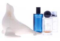 Lote 332 - FRASCOS - Conjunto de 3 frascos de perfume e estatueta, Davidoff "Cool Water", Dolce Gabanna "Light Blue" e Zara Women "Star Jasmine & Candy", junta-se 1 foca em porcelana. Dim: 17x20 cm (Foca). Nota: sinais de uso.