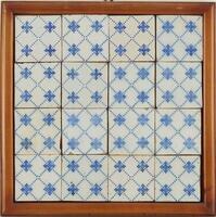 Lote 337 - PAINEL DE AZULEJOS - Painel com 16 azulejos, decoração a azul. Dim: mancha 54x54 cm. Dim: moldura 63x63 cm. Nota: sinais de uso, falhas