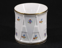 Lote 343 - VISTA ALEGRE, TAÇA EM PORCELANA - Em forma de tambor com decoração floral relevada com dourados, marcada na base. Dim: 8x8 cm