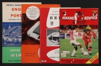 Lote 352 - FUTEBOL, PROGRAMAS DE JOGOS - Conjunto composto de programa do jogo England v Portugal em Wembley em 1958, programa do jogo SL Benfica - Leixões em 1967, programa do jogo Dínamo Bucaresti v SL Benfica em 1999 e programa do jogo Manchester Unite