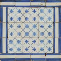 Lote 357 - PAINEL DE AZULEJOS - Painel com 9 azulejos e 14 azulejos de friso, decoração a azul. Dim: mancha 54x54 cm. Nota: sinais de uso, aplicados em placa de aglomerado, falhas