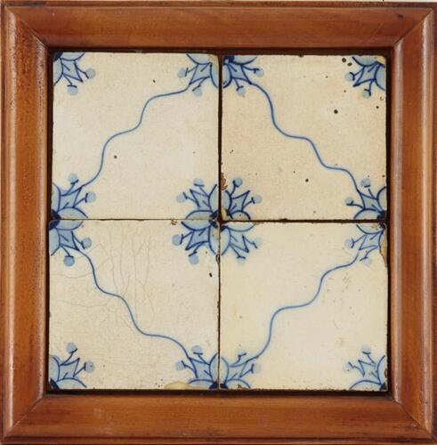 Lote 377 - PAINEL DE AZULEJOS - Painel de 4 azulejos com decoração floral a azul. Dim: mancha 27x27 cm. Dim: moldura 36x36 cm