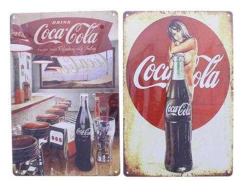 Lote 393 - PLACAS PUBLICITÁRIAS - Conjunto de 2 placas em metal de formato rectangular, decoração policromada e relevada, "Coca Cola - Enjoy that refreshing new feeling" e "Coca-Cola pin-up" com dim: 20x30 cm. Nota: novas, embaladas em protecção, de colec