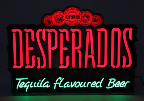 Lote 2 - "DESPERADOS", RECLAME PUBLICITÁRIO - Reclame de suspensão com iluminação da cerveja Desperados, Tequila Flavoured Beer. Dim: 42x60x9 cm. Nota: a funcionar. Reclame idêntico à venda por € 187.76 (£ 160). Consultar valor indicativo em https://encur