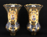 Lote 354 - CHAMINÉS EM VIDRO - Par de chaminés com decoração policromada com figura otomana em reservas com ornamentos dourado. Dim: 26 cm (altura)