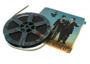 Lote 1027 - Filme 8mm "Bucha e Estica - O barco Assombrado " em caixa original da produtora Film Office década de 60, sinais de uso ( 13,5 x 13,5 cm )