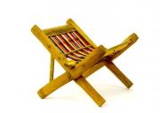 Lote 1105 - Cadeira para bonecas em bambu colorido, sinais de uso ( 30 x 31,5 x 33 cm )