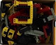 Lote 1244 - Conjunto de diversas peças de da Lego incluindo alguns elementos de sistemas mecânicos e rodas.