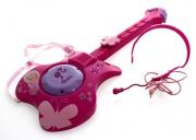 Lote 1379 - Brinquedo para criança, Guitarra eléctrica com microfone da Barbie, de cor rosa, com 58 cm de comprimento. Nota: com sinais de uso.