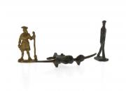 Lote 1442 - Conjunto de 3 Miniaturas em chumbo, Avião e 2 soldados, certamente dos anos 40, peças de colecção ( cerca de 6 cm a maior ) pequenos defeitos