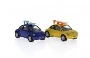 Lote 1455 - MINIATURAS conjunto de 2 carros WW Beetle, cores azul e amerelo com prancha de Surf da KINSMART, escala 1:64 normalmente usados para maquetes e modelismo devido à reduzida dimensão, sem falhas