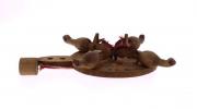 Lote 1540 - Brinquedo em madeira com pêndulo que em rotação faz funcionar a cabeça das galinhas, sinais de uso ( 23 cm ) com pequeno defeito