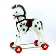 Lote 1574 - Cavalo c/ rodas em metal e matéria plástica, dos anos 60/70, sinais de uso ( 60 x 73 cm ) em bom estado