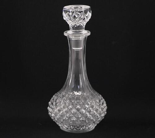 Lote 38 - GARRAFA DECANTER EM VIDRO - Garrafa com rolha. Decoração "Ponta de Diamante" e colo facetado. Rolha lapidada. Dim: 25 cm